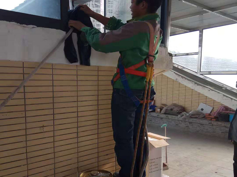 陽(yáng)臺(tái)空鼓裂縫：如若墻體裂縫比較大，用刀將裂縫剮開成U形狀，用石膏粉對(duì)其進(jìn)行填充（注意要比墻面稍低），再貼上玻璃布并用砂紙打磨光滑平整，最后對(duì)整體墻面刷上油漆。將水泥墻面去除，安裝一層石膏板，再做上乳膠漆。該方法能夠去除各種不規(guī)則裂縫，但是施工難度大，操作時(shí)間長(zhǎng)！鏟掉開裂的漆膜部分并用彈性鑷子填平，刷上彈性墻面漆，注意遇到吸水性過(guò)強(qiáng)的基層要刷底漆。