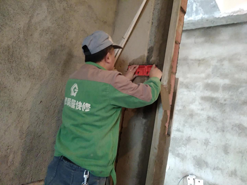 PPR水管插座安裝：1、安裝廚、衛(wèi)管道時，在計算管道出墻的尺寸時應(yīng)考慮到墻磚貼好后尺寸，即預(yù)先考慮墻磚的厚度。2、墻體內(nèi)、地面下都盡可能少用或不用連接配件，以減少滲漏隱患點。連接配件的安裝要保證牢固、無滲漏。3、進水應(yīng)設(shè)有室內(nèi)總閥，安裝前必須檢查水管及連接配件是否有破損、砂眼、裂紋等現(xiàn)象，安裝后要通水進行調(diào)試。4、設(shè)計鋪設(shè)管道時應(yīng)考慮洗衣機的用水龍頭安裝位置，下水口的布置等；同時注意電源插座的位置是否合適。5、管道鋪設(shè)完畢后要做管道壓力實驗，實驗壓力一般不小于0.6MPa，實驗時間保持在20-30分鐘。