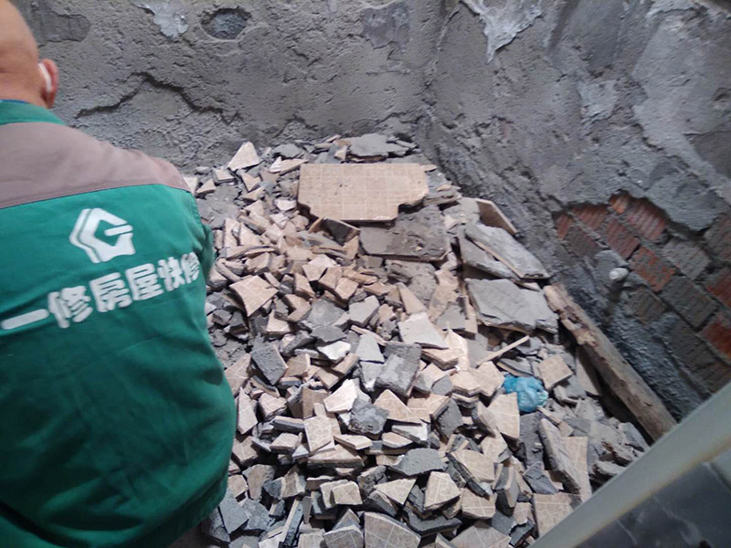 衛(wèi)生間瓷磚拆除裝袋：衛(wèi)浴用具拆除后可以對墻面瓷磚進行拆卸。拆卸一般是從墻體的下方往上方敲，從瓷磚的邊緣往里面敲，還需要根據(jù)拆卸的位置選擇適當?shù)那么u力度。  敲磚是從墻體下方開始敲，從每塊瓷磚的邊緣開始敲。如果先敲上面的瓷磚，地面堆積瓷磚較多，擋住墻體下面的瓷磚，不利于拆卸。另外，敲磚過程中，要不是對地面的瓷磚進行清理，以免瓷磚過多堆積，減慢施工進度以及造成施工意外。  由于二手房的衛(wèi)浴在之前是做了一次防水的，因此在敲磚時必須注意防水層的處理，舊的防水層一般都不打掉，在敲磚后，在原有的防水層上面，再薄薄做一層防水，以提高衛(wèi)浴的防水能力。但如果屋主需要把防水敲掉重新再做。則敲磚需要打到批土層或打到見底。  敲插座和龍頭附近的瓷磚時，要慢慢敲，小心摸清電線和水管的走向，以防損壞電線和水管。如果電線或水管已經(jīng)損壞了，要及時進行修補處理，以免留下更多后續(xù)工程。