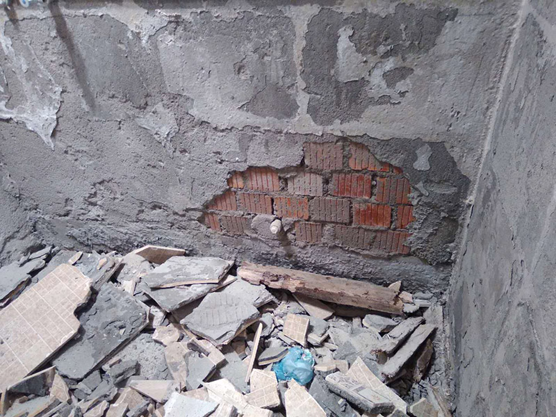 衛(wèi)生間瓷磚拆除裝袋：衛(wèi)浴用具拆除后可以對墻面瓷磚進行拆卸。拆卸一般是從墻體的下方往上方敲，從瓷磚的邊緣往里面敲，還需要根據(jù)拆卸的位置選擇適當?shù)那么u力度。  敲磚是從墻體下方開始敲，從每塊瓷磚的邊緣開始敲。如果先敲上面的瓷磚，地面堆積瓷磚較多，擋住墻體下面的瓷磚，不利于拆卸。另外，敲磚過程中，要不是對地面的瓷磚進行清理，以免瓷磚過多堆積，減慢施工進度以及造成施工意外。  由于二手房的衛(wèi)浴在之前是做了一次防水的，因此在敲磚時必須注意防水層的處理，舊的防水層一般都不打掉，在敲磚后，在原有的防水層上面，再薄薄做一層防水，以提高衛(wèi)浴的防水能力。但如果屋主需要把防水敲掉重新再做。則敲磚需要打到批土層或打到見底。  敲插座和龍頭附近的瓷磚時，要慢慢敲，小心摸清電線和水管的走向，以防損壞電線和水管。如果電線或水管已經(jīng)損壞了，要及時進行修補處理，以免留下更多后續(xù)工程。