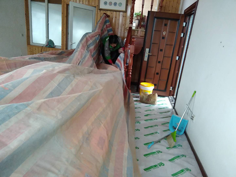 刷漆成品保護(hù)：在進(jìn)行墻面漆涂刷之前，需要先對(duì)施工區(qū)域進(jìn)行清理，如果家具、電器等物件最好搬移到別的地方。如果搬移不了的話，需要進(jìn)行成品保護(hù)，因?yàn)樵谑┕み^(guò)程中，難免會(huì)出現(xiàn)油漆掉落現(xiàn)象，這樣很容易造成污染，影響使用的美觀性。還需要進(jìn)行墻面的全面檢查，看看基層是否牢固平整。如果是舊墻出現(xiàn)漆膜脫落、開(kāi)裂，需要先進(jìn)行鏟墻皮或者使用石膏來(lái)進(jìn)行裂縫的修補(bǔ)處理。做到墻面無(wú)灰塵、雜物，平整，再使用界面劑進(jìn)行墻面的涂刷，施工應(yīng)細(xì)致均勻。