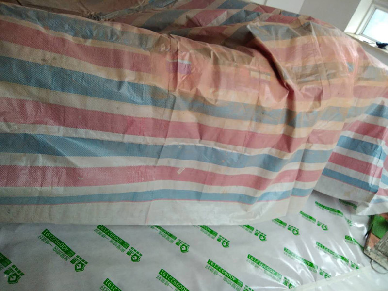 刷漆成品保護(hù)：在進(jìn)行墻面漆涂刷之前，需要先對(duì)施工區(qū)域進(jìn)行清理，如果家具、電器等物件最好搬移到別的地方。如果搬移不了的話，需要進(jìn)行成品保護(hù)，因?yàn)樵谑┕み^(guò)程中，難免會(huì)出現(xiàn)油漆掉落現(xiàn)象，這樣很容易造成污染，影響使用的美觀性。還需要進(jìn)行墻面的全面檢查，看看基層是否牢固平整。如果是舊墻出現(xiàn)漆膜脫落、開(kāi)裂，需要先進(jìn)行鏟墻皮或者使用石膏來(lái)進(jìn)行裂縫的修補(bǔ)處理。做到墻面無(wú)灰塵、雜物，平整，再使用界面劑進(jìn)行墻面的涂刷，施工應(yīng)細(xì)致均勻。