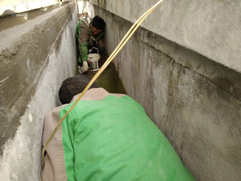 樓頂陽(yáng)臺(tái)刷防水：開放式的陽(yáng)臺(tái)在暴雨來(lái)臨時(shí)容易進(jìn)水，為了防止雨水進(jìn)入室內(nèi)，因此我們?cè)陉?yáng)臺(tái)裝修時(shí)，需要有一定坡度，保證水能順利流向排水孔，不會(huì)進(jìn)入房間。在暴雨天氣下，如果雨量大于地漏的排水能力時(shí)，就會(huì)在陽(yáng)臺(tái)地面出現(xiàn)大量積水，容易導(dǎo)致積水進(jìn)入室內(nèi)，因此我們?cè)谶x購(gòu)陽(yáng)臺(tái)地漏的時(shí)，最好選擇排水量大且順暢的地漏。通常陽(yáng)臺(tái)的防水層都在外層，需要受到陽(yáng)光暴曬、雨水侵蝕、嚴(yán)寒酷暑等自然天氣的考驗(yàn)，如果沒有出色的性能和良好的保護(hù)措施，他的使用年限會(huì)大大縮短。因此，我們?cè)谶x購(gòu)防水材料時(shí)，需要選擇強(qiáng)度高、耐老化的防水涂料。