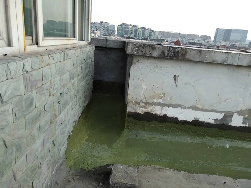 樓頂陽(yáng)臺(tái)刷防水：開放式的陽(yáng)臺(tái)在暴雨來(lái)臨時(shí)容易進(jìn)水，為了防止雨水進(jìn)入室內(nèi)，因此我們?cè)陉?yáng)臺(tái)裝修時(shí)，需要有一定坡度，保證水能順利流向排水孔，不會(huì)進(jìn)入房間。在暴雨天氣下，如果雨量大于地漏的排水能力時(shí)，就會(huì)在陽(yáng)臺(tái)地面出現(xiàn)大量積水，容易導(dǎo)致積水進(jìn)入室內(nèi)，因此我們?cè)谶x購(gòu)陽(yáng)臺(tái)地漏的時(shí)，最好選擇排水量大且順暢的地漏。通常陽(yáng)臺(tái)的防水層都在外層，需要受到陽(yáng)光暴曬、雨水侵蝕、嚴(yán)寒酷暑等自然天氣的考驗(yàn)，如果沒有出色的性能和良好的保護(hù)措施，他的使用年限會(huì)大大縮短。因此，我們?cè)谶x購(gòu)防水材料時(shí)，需要選擇強(qiáng)度高、耐老化的防水涂料。