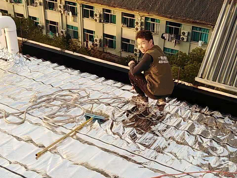 屋頂防水案例：1．在干燥基面上施工防水涂料前應(yīng)先濕潤基面至無明水為準(zhǔn)，若基面潮濕但無明水可直接施工。 2．按配比先將防水漿料乳液倒入拌料桶中，然后再將粉料倒入，充分?jǐn)嚢柚辆鶆颉o料粒糊狀，靜置十分鐘后再攪拌一下，效果更佳。 3．用毛刷或滾刷直接將膠漿涂刷在基面上，待第一層完全干透后（約2小時(shí)或手擦不粘為準(zhǔn)），再涂刷第二遍，兩遍的涂刷方向應(yīng)交錯(cuò)。 4．在操作進(jìn)程中應(yīng)保持間斷性攪拌以防止膠漿沉淀。 5．待防水層完全干固后，方可在其上面做砂漿保護(hù)層或其它覆蓋層。