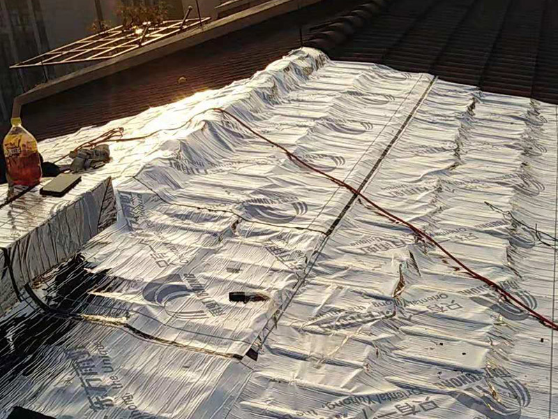 屋頂防水案例：1．在干燥基面上施工防水涂料前應(yīng)先濕潤基面至無明水為準(zhǔn)，若基面潮濕但無明水可直接施工。 2．按配比先將防水漿料乳液倒入拌料桶中，然后再將粉料倒入，充分?jǐn)嚢柚辆鶆?、無料粒糊狀，靜置十分鐘后再攪拌一下，效果更佳。 3．用毛刷或滾刷直接將膠漿涂刷在基面上，待第一層完全干透后（約2小時(shí)或手擦不粘為準(zhǔn)），再涂刷第二遍，兩遍的涂刷方向應(yīng)交錯(cuò)。 4．在操作進(jìn)程中應(yīng)保持間斷性攪拌以防止膠漿沉淀。 5．待防水層完全干固后，方可在其上面做砂漿保護(hù)層或其它覆蓋層。