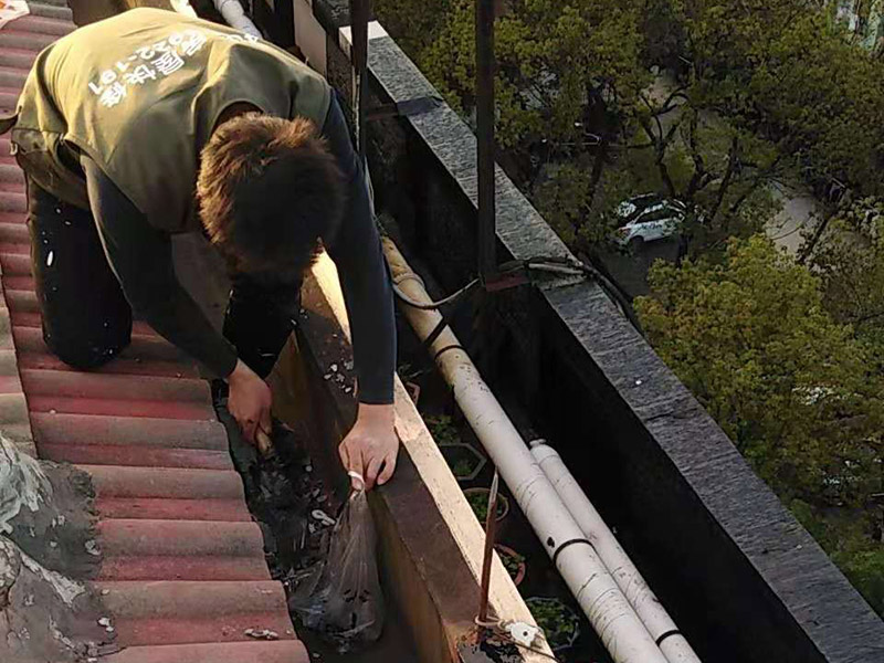 屋頂防水案例：1．在干燥基面上施工防水涂料前應(yīng)先濕潤基面至無明水為準(zhǔn)，若基面潮濕但無明水可直接施工。 2．按配比先將防水漿料乳液倒入拌料桶中，然后再將粉料倒入，充分?jǐn)嚢柚辆鶆?、無料粒糊狀，靜置十分鐘后再攪拌一下，效果更佳。 3．用毛刷或滾刷直接將膠漿涂刷在基面上，待第一層完全干透后（約2小時(shí)或手擦不粘為準(zhǔn)），再涂刷第二遍，兩遍的涂刷方向應(yīng)交錯(cuò)。 4．在操作進(jìn)程中應(yīng)保持間斷性攪拌以防止膠漿沉淀。 5．待防水層完全干固后，方可在其上面做砂漿保護(hù)層或其它覆蓋層。