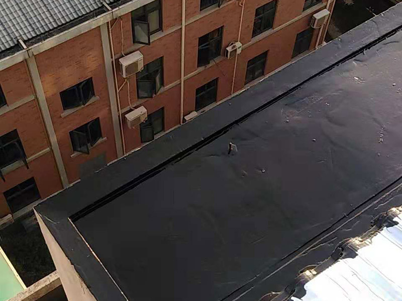 屋頂防水案例：1．在干燥基面上施工防水涂料前應(yīng)先濕潤基面至無明水為準(zhǔn)，若基面潮濕但無明水可直接施工。 2．按配比先將防水漿料乳液倒入拌料桶中，然后再將粉料倒入，充分?jǐn)嚢柚辆鶆?、無料粒糊狀，靜置十分鐘后再攪拌一下，效果更佳。 3．用毛刷或滾刷直接將膠漿涂刷在基面上，待第一層完全干透后（約2小時(shí)或手擦不粘為準(zhǔn)），再涂刷第二遍，兩遍的涂刷方向應(yīng)交錯(cuò)。 4．在操作進(jìn)程中應(yīng)保持間斷性攪拌以防止膠漿沉淀。 5．待防水層完全干固后，方可在其上面做砂漿保護(hù)層或其它覆蓋層。