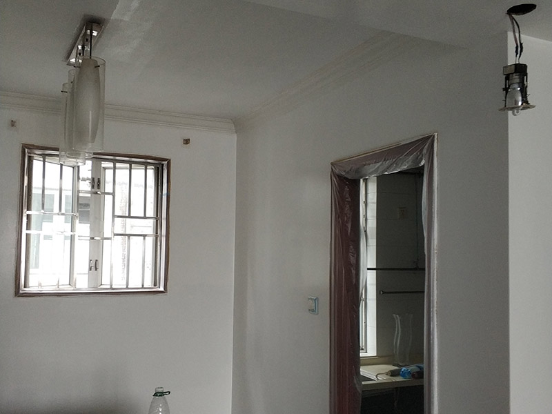 墻面翻新，地面保護：為了避免施工中磕碰到業(yè)主的家俱等物件，特地將這些物件搬到房屋中間。很快房間內(nèi)可以搬動的物件，就都搬到了房屋的中間位置。為了避免涂料意外滴上，包上了保護膜。在鏟除舊墻面時還會留心用小托盤接住，以免弄臟業(yè)主家的地面。將踢腳線等與墻面接觸的位置及地面做好遮蔽，以免將涂料碰到木器上。 墻面應(yīng)先除掉浮灰，鏟除起砂翹皮的位置;對油污的位置，應(yīng)先將原有涂層鏟掉，不能鏟掉的要徹底清洗干凈。選用顆粒細度較大和質(zhì)地較硬的膩子刮凃，底漆必須要刷勻，保證墻面每個地方都刷到，如果墻面吃漆量較多，底漆最好適當?shù)募右稽c水，以保證可以涂刷均勻。這里上漆的量就是通常上的上漆工作了，不能加過量的水，會對漆膜厚度、手感和漆膜的硬度等產(chǎn)生影響。