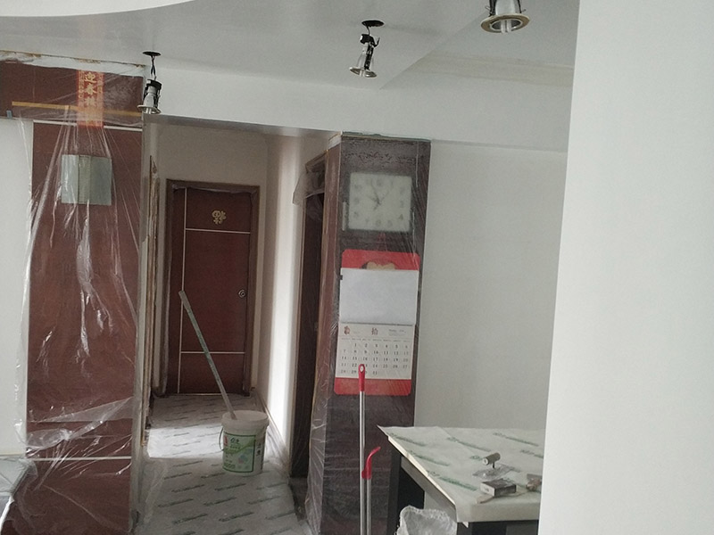 墻面翻新，地面保護：為了避免施工中磕碰到業(yè)主的家俱等物件，特地將這些物件搬到房屋中間。很快房間內(nèi)可以搬動的物件，就都搬到了房屋的中間位置。為了避免涂料意外滴上，包上了保護膜。在鏟除舊墻面時還會留心用小托盤接住，以免弄臟業(yè)主家的地面。將踢腳線等與墻面接觸的位置及地面做好遮蔽，以免將涂料碰到木器上。 墻面應(yīng)先除掉浮灰，鏟除起砂翹皮的位置;對油污的位置，應(yīng)先將原有涂層鏟掉，不能鏟掉的要徹底清洗干凈。選用顆粒細度較大和質(zhì)地較硬的膩子刮凃，底漆必須要刷勻，保證墻面每個地方都刷到，如果墻面吃漆量較多，底漆最好適當?shù)募右稽c水，以保證可以涂刷均勻。這里上漆的量就是通常上的上漆工作了，不能加過量的水，會對漆膜厚度、手感和漆膜的硬度等產(chǎn)生影響。