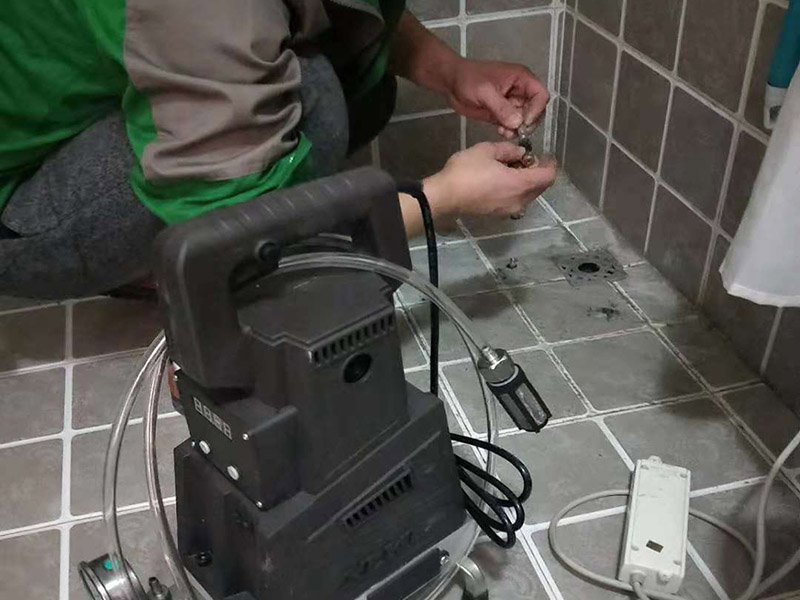 衛(wèi)生間地面注漿防水：注漿堵漏注漿堵漏之清理:詳細(xì)檢查、分析滲漏情況，確定灌漿孔位置及間距。清理干凈需要施工的區(qū)域，鑿除砼表面析出物，確保表面干凈。 注漿堵漏之鉆孔:使用鉆孔工具沿孔洞四周鉆泄壓孔，鉆頭直徑為14mm,鉆孔角度宜≦45&deg;，鉆孔深度≦結(jié)構(gòu)厚度的2/3，鉆孔必須斜穿過主漏水孔。墻面慢滲則分別在滲水面鉆梅花孔。用清洗機(jī)沖洗灌漿孔，直至灌漿孔出水清澈則可進(jìn)行下一步工作。 注漿堵漏之埋嘴:觀察主漏水孔的壓力，水流不急壓力不大時(shí)可用快干堵漏劑埋注灌漿止水針頭。當(dāng)結(jié)構(gòu)達(dá)到一定的強(qiáng)度沒有滲漏時(shí)，其它泄水孔分別安裝膨脹止水針頭，用專用內(nèi)六角扳手?jǐn)Q緊，使灌漿嘴周圍與鉆孔之間無空隙，不漏水。單孔逐一連續(xù)進(jìn)行。當(dāng)相鄰孔開始出漿后，保持壓力3~5分鐘，即可停止本孔灌漿，改注相鄰灌漿孔。 待所有的孔都灌完后，回到先前靠前個(gè)灌漿孔，再次灌漿以保證壓力較大化。