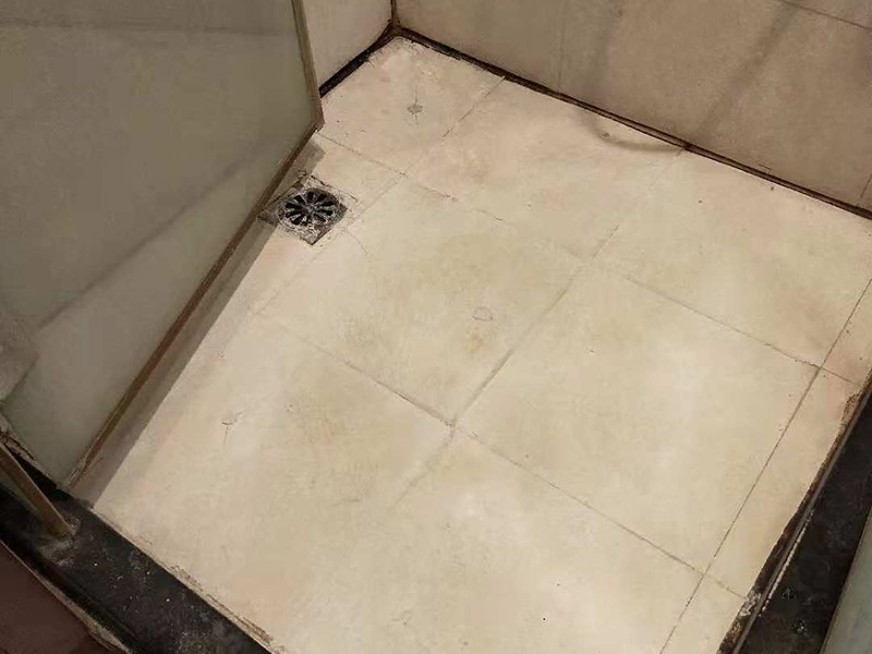 衛(wèi)生間地面注漿防水：注漿堵漏注漿堵漏之清理:詳細(xì)檢查、分析滲漏情況，確定灌漿孔位置及間距。清理干凈需要施工的區(qū)域，鑿除砼表面析出物，確保表面干凈。 注漿堵漏之鉆孔:使用鉆孔工具沿孔洞四周鉆泄壓孔，鉆頭直徑為14mm,鉆孔角度宜≦45&deg;，鉆孔深度≦結(jié)構(gòu)厚度的2/3，鉆孔必須斜穿過主漏水孔。墻面慢滲則分別在滲水面鉆梅花孔。用清洗機(jī)沖洗灌漿孔，直至灌漿孔出水清澈則可進(jìn)行下一步工作。 注漿堵漏之埋嘴:觀察主漏水孔的壓力，水流不急壓力不大時(shí)可用快干堵漏劑埋注灌漿止水針頭。當(dāng)結(jié)構(gòu)達(dá)到一定的強(qiáng)度沒有滲漏時(shí)，其它泄水孔分別安裝膨脹止水針頭，用專用內(nèi)六角扳手?jǐn)Q緊，使灌漿嘴周圍與鉆孔之間無空隙，不漏水。單孔逐一連續(xù)進(jìn)行。當(dāng)相鄰孔開始出漿后，保持壓力3~5分鐘，即可停止本孔灌漿，改注相鄰灌漿孔。 待所有的孔都灌完后，回到先前靠前個(gè)灌漿孔，再次灌漿以保證壓力較大化。