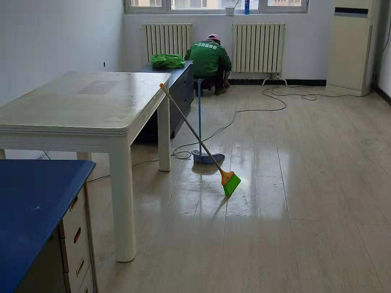 現(xiàn)場衛(wèi)生打掃：局部裝修就是那個位置維修了就打掃那個位置，整體裝修就將大至的裝修垃圾裝袋清掃，但細(xì)致的衛(wèi)生打掃請找專業(yè)的保潔。