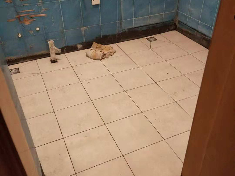 廁所地磚鋪貼維修：1、首先將選購好的瓷磚清潔干凈，并在水中浸泡2個(gè)小時(shí)以上，瓷磚的浸泡是為了能讓瓷磚充分的吸收水分，避免在鋪貼完成之后吸取材料中的水分，而影響瓷磚與地面的粘貼度，造成起空鼓、脫落等現(xiàn)象，開始鋪貼瓷磚之前需要從水中取出并將便面的水分擦去，以便鋪貼。 2、在開始瓷磚進(jìn)行鋪貼之前，需先在墻面上吊垂線，吊垂線是用來確定瓷磚與墻面的尺寸，再設(shè)置水平線，這樣能夠保證瓷磚鋪貼過程中保持橫平豎直的平整度。 3、在瓷磚鋪貼過程中需要以水平線為準(zhǔn)繩，設(shè)置木板將瓷磚支撐住，這樣是為了防止瓷磚在達(dá)到一定的粘著強(qiáng)度之前出現(xiàn)位移或下墜的現(xiàn)象。  4.、通常地磚的鋪貼都是由門窗邊或者陽臺(tái)開始的，保證從上到下，由左及右的順序行進(jìn)，先用水潤曾找平層，再用鏟子將水泥抹在瓷磚的背面，再將瓷磚貼在地面，再用橡膠錘輕輕敲擊瓷磚，使水泥充滿墻面與瓷磚之間的空隙，粘貼時(shí)要注意所使用的粘貼材料不能太稠，也不能太稀，太稠的話不容易攤開，太稀的話又不容易粘牢。 5、當(dāng)?shù)卮u鋪貼好之后，需要及時(shí)將表面的污漬清潔干凈，當(dāng)表面的污染比較嚴(yán)重時(shí)，可以使用10%濃度的稀鹽酸溶液來進(jìn)行清潔，如果選用稀鹽酸進(jìn)行清洗的話，最后一定要再用清水沖洗一遍。如果是瓷磚釉的話，清理完成之后還可在表面噴上一層薄薄的碧麗珠光亮劑，并且使用軟抹布再擦拭一遍，就能夠保持瓷磚表面的光澤度并且不容易受到污染。