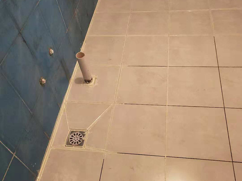 衛(wèi)浴地磚美縫：首先要清理瓷磚的縫隙，在瓷磚邊緣貼美紋紙，自己做美縫要貼的美紋紙。紙的邊緣盡量和瓷磚的邊緣貼在一起，貼好紙后就開始填縫，膠管、膠槍準(zhǔn)備好。在填縫時(shí)要注意力度，一條下來整個(gè)力度要前后一致。填完一條好，要在美縫劑還沒凝固之前用刮板把青幫刮平。同時(shí)把一些填充不均勻的位置給填充平整，美縫劑被刮平后還沒有完全凝固前，立刻撕掉美紋紙。如果有些地方的美紋紙沒有撕下來的話，可以用壁紙刀慢慢刮下來，或者用其他清潔工具清理。當(dāng)?shù)孛姘匆陨戏椒ㄇ謇硗隀M條時(shí)，再按以上的方法處理豎條。