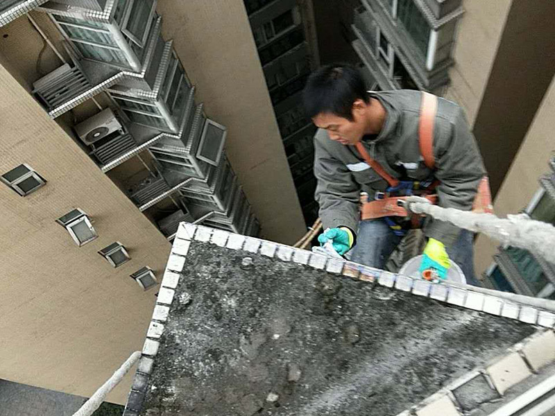 外墻高空維修：1、目前外墻粉刷主要有兩種方式：吊板方式和吊籃方式。 2、吊板方式是用吊繩、吊板將人吊到工作位置進(jìn)行清洗。一般的大樓都可以用這種方式進(jìn)行清洗，但是這種方式的操作必須使安全措施到位，否則危險(xiǎn)性很大，造成傷亡事故的都是因安全措施不到位造成的。 3、對于無承載能力、疏松、起皮的舊涂層，應(yīng)連同膩?zhàn)訌氐诅P除，洗凈且干燥后再用膩?zhàn)诱移健τ谳p度粉化但牢固的舊涂層打磨平整后用封底漆底涂即可。嚴(yán)重粉化的舊涂層應(yīng)事先徹底清洗，舊的油性涂料應(yīng)完全去除。