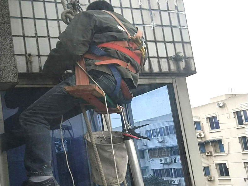 外墻高空維修：1、目前外墻粉刷主要有兩種方式：吊板方式和吊籃方式。 2、吊板方式是用吊繩、吊板將人吊到工作位置進(jìn)行清洗。一般的大樓都可以用這種方式進(jìn)行清洗，但是這種方式的操作必須使安全措施到位，否則危險(xiǎn)性很大，造成傷亡事故的都是因安全措施不到位造成的。 3、對于無承載能力、疏松、起皮的舊涂層，應(yīng)連同膩?zhàn)訌氐诅P除，洗凈且干燥后再用膩?zhàn)诱移?。對于輕度粉化但牢固的舊涂層打磨平整后用封底漆底涂即可。嚴(yán)重粉化的舊涂層應(yīng)事先徹底清洗，舊的油性涂料應(yīng)完全去除。