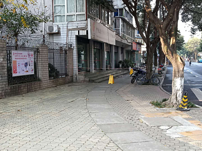 外墻高空維修：1、目前外墻粉刷主要有兩種方式：吊板方式和吊籃方式。 2、吊板方式是用吊繩、吊板將人吊到工作位置進(jìn)行清洗。一般的大樓都可以用這種方式進(jìn)行清洗，但是這種方式的操作必須使安全措施到位，否則危險(xiǎn)性很大，造成傷亡事故的都是因安全措施不到位造成的。 3、對于無承載能力、疏松、起皮的舊涂層，應(yīng)連同膩?zhàn)訌氐诅P除，洗凈且干燥后再用膩?zhàn)诱移?。對于輕度粉化但牢固的舊涂層打磨平整后用封底漆底涂即可。嚴(yán)重粉化的舊涂層應(yīng)事先徹底清洗，舊的油性涂料應(yīng)完全去除。