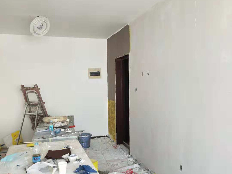 客廳墻面改造：在施工之前，首先要對墻面進行清理，確?；鶎拥钠秸饣⒒鶎颖砻孢M行完全清除，做到墻面無灰塵，再進行界面劑的施工，涂刷厚度應均勻，這樣做的目的是將基層完全密閉住，同時增加著附力。然后對墻面進行找平處理，可以通過專門檢測工具來進行平整度的確定，如果存在不平的地方，應使用石膏來進行補平。然后在進行刮膩子的施工步驟，一般刮完兩遍即可，如果不太平整的區(qū)域需要多刮幾次，每次膩子施工，應進行充分的間隔。當膩子刮好后，接著就需要進行油漆的施工，最先上底漆，目的主要是提高墻面的防水防潮性，還增加面漆的粘結效果。等墻面完全干透后，還需進行打磨的處理，使用細砂紙將墻面一一打磨，這樣會讓墻面看起來更平滑。在施工中，可以用手觸摸，感受下墻面的光滑感。