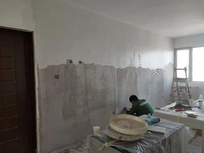 客廳墻面改造：在施工之前，首先要對墻面進行清理，確保基層的平整光滑。將基層表面進行完全清除，做到墻面無灰塵，再進行界面劑的施工，涂刷厚度應均勻，這樣做的目的是將基層完全密閉住，同時增加著附力。然后對墻面進行找平處理，可以通過專門檢測工具來進行平整度的確定，如果存在不平的地方，應使用石膏來進行補平。然后在進行刮膩子的施工步驟，一般刮完兩遍即可，如果不太平整的區(qū)域需要多刮幾次，每次膩子施工，應進行充分的間隔。當膩子刮好后，接著就需要進行油漆的施工，最先上底漆，目的主要是提高墻面的防水防潮性，還增加面漆的粘結效果。等墻面完全干透后，還需進行打磨的處理，使用細砂紙將墻面一一打磨，這樣會讓墻面看起來更平滑。在施工中，可以用手觸摸，感受下墻面的光滑感。