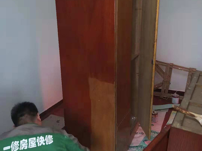 家具刷漆翻新：舊家具刷漆的方法比較簡單，但是在刷漆之前要對原來的表面進(jìn)行打磨，將原有的漆面去掉，可以用砂布進(jìn)行。翻新舊家具有很多需要注意的問題，首先是顏色的選擇，最好選擇和舊家具原有的顏色一致或者相近的顏色，不然翻新的效果可能不是很好。油漆的選擇也比較重要，因為家具翻新一般都是在室內(nèi)進(jìn)行，所以一定要選擇環(huán)保的油漆，以免對室內(nèi)的環(huán)境造成污染。