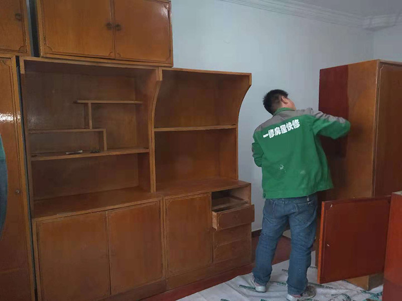 家具刷漆翻新：舊家具刷漆的方法比較簡單，但是在刷漆之前要對原來的表面進(jìn)行打磨，將原有的漆面去掉，可以用砂布進(jìn)行。翻新舊家具有很多需要注意的問題，首先是顏色的選擇，最好選擇和舊家具原有的顏色一致或者相近的顏色，不然翻新的效果可能不是很好。油漆的選擇也比較重要，因為家具翻新一般都是在室內(nèi)進(jìn)行，所以一定要選擇環(huán)保的油漆，以免對室內(nèi)的環(huán)境造成污染。