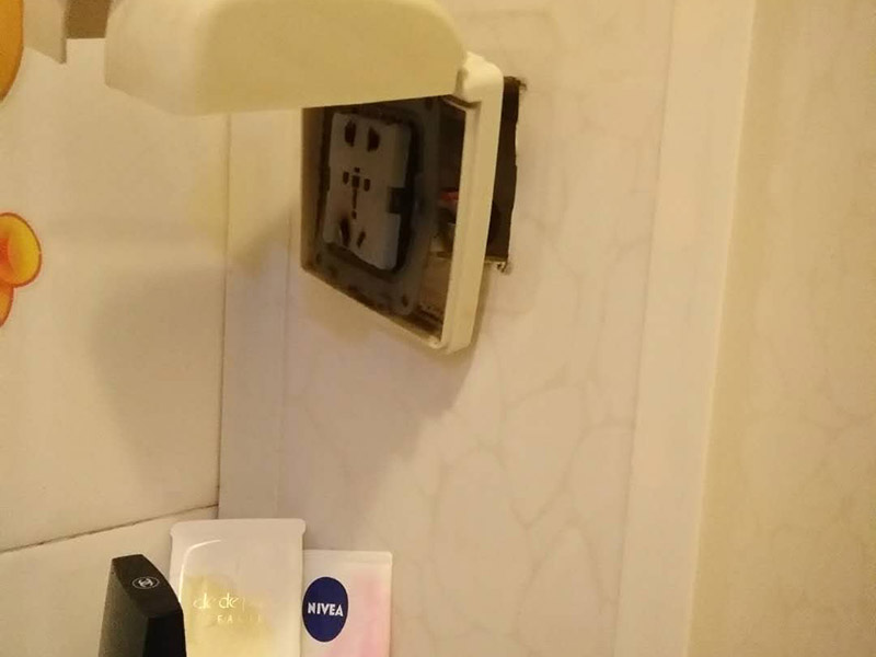 浴室插座熱水器維修：首先，我們要先看看漏電保護(hù)器上的指示燈是否亮著，這是電熱水器維修中的第一步。如果家里的電熱水器沒(méi)有安裝漏電保護(hù)開(kāi)關(guān)，就要注意查看熱水器機(jī)殼上的指示燈，如果燈沒(méi)亮，可能就是電源的電壓沒(méi)有輸出，或者是漏電保護(hù)器壞了。如果燈是亮著的，可以用螺絲釘打開(kāi)熱水器的蓋子，檢查內(nèi)部結(jié)構(gòu)是否出現(xiàn)故障。熱水器作為用電功率比較大的電器，有時(shí)候連接電線會(huì)比較容易老化或者是戎毀，當(dāng)確定上面的維修步驟中都沒(méi)發(fā)現(xiàn)任何問(wèn)題時(shí)，就要注意檢查是不是連接線端子和接頭有沒(méi)有被燒毀，發(fā)現(xiàn)之后要立即更換新的連接線，確保電熱水器正常工作。