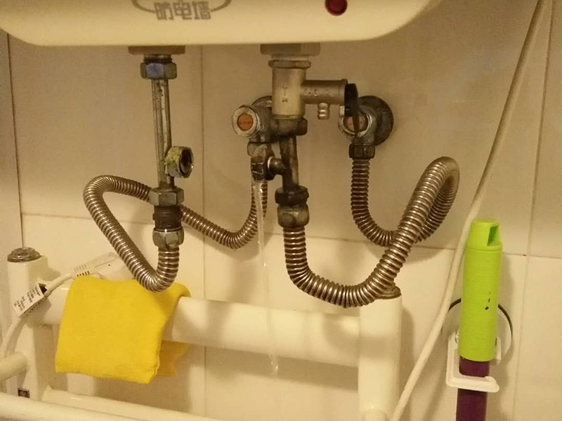 浴室插座熱水器維修：首先，我們要先看看漏電保護(hù)器上的指示燈是否亮著，這是電熱水器維修中的第一步。如果家里的電熱水器沒(méi)有安裝漏電保護(hù)開(kāi)關(guān)，就要注意查看熱水器機(jī)殼上的指示燈，如果燈沒(méi)亮，可能就是電源的電壓沒(méi)有輸出，或者是漏電保護(hù)器壞了。如果燈是亮著的，可以用螺絲釘打開(kāi)熱水器的蓋子，檢查內(nèi)部結(jié)構(gòu)是否出現(xiàn)故障。熱水器作為用電功率比較大的電器，有時(shí)候連接電線會(huì)比較容易老化或者是戎毀，當(dāng)確定上面的維修步驟中都沒(méi)發(fā)現(xiàn)任何問(wèn)題時(shí)，就要注意檢查是不是連接線端子和接頭有沒(méi)有被燒毀，發(fā)現(xiàn)之后要立即更換新的連接線，確保電熱水器正常工作。