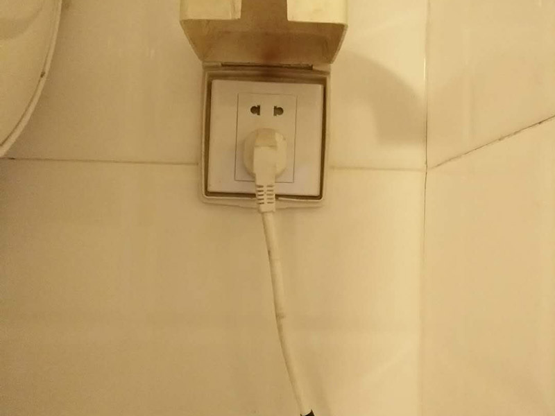 浴室插座熱水器維修：首先，我們要先看看漏電保護(hù)器上的指示燈是否亮著，這是電熱水器維修中的第一步。如果家里的電熱水器沒(méi)有安裝漏電保護(hù)開(kāi)關(guān)，就要注意查看熱水器機(jī)殼上的指示燈，如果燈沒(méi)亮，可能就是電源的電壓沒(méi)有輸出，或者是漏電保護(hù)器壞了。如果燈是亮著的，可以用螺絲釘打開(kāi)熱水器的蓋子，檢查內(nèi)部結(jié)構(gòu)是否出現(xiàn)故障。熱水器作為用電功率比較大的電器，有時(shí)候連接電線會(huì)比較容易老化或者是戎毀，當(dāng)確定上面的維修步驟中都沒(méi)發(fā)現(xiàn)任何問(wèn)題時(shí)，就要注意檢查是不是連接線端子和接頭有沒(méi)有被燒毀，發(fā)現(xiàn)之后要立即更換新的連接線，確保電熱水器正常工作。