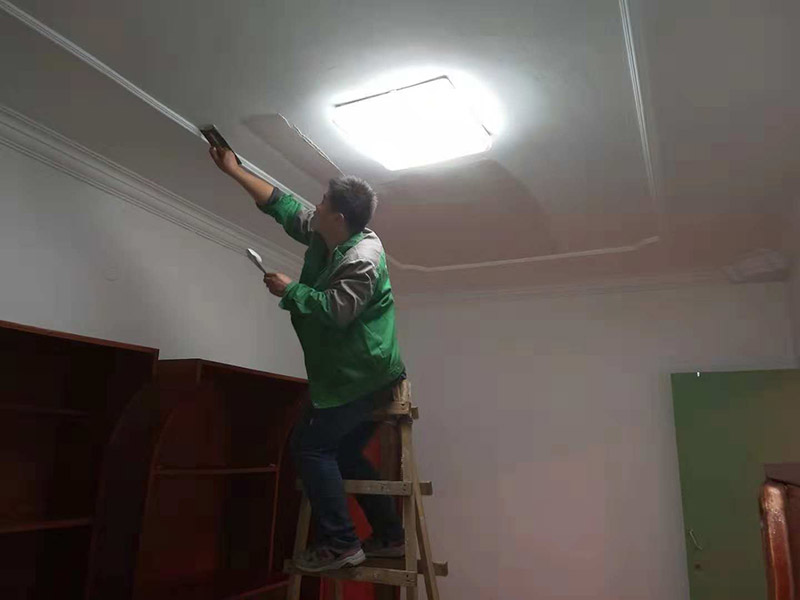 客廳頂面翻新：1、把墻面清潔干凈：把墻頂面有開(kāi)裂和松動(dòng)處除掉干凈，同時(shí)用水泥砂漿進(jìn)行填補(bǔ)，把余留的建筑垃圾確切干凈，再把墻面徹底打掃干凈。 2、墻面有不平坦的地方進(jìn)行修繕：使用水石膏把墻面撞擊處和不平坦有縫隙的部位進(jìn)行找平，干透后使用砂紙把凸出部位磨掉，再把灰塵掃凈。 3、批刮膩?zhàn)樱号文佔(zhàn)拥拇螖?shù)可以根據(jù)墻頂面的平坦水平來(lái)確認(rèn)，一般來(lái)說(shuō)情況是三遍，第一遍利用專業(yè)的刮板橫向滿墻面的刮，一刮板緊跟著一刮板，連接處無(wú)法留槎，每刮一刮板最后收尾要靈活精確。待干透后磨砂紙，把浮膩?zhàn)雍桶咣E拋光平滑，最后再墻面打掃干凈。 4、第2遍用專業(yè)刮板豎向滿墻面的刮，能用的原料和方法同刮第1遍膩?zhàn)邮且粯拥模赏负笥蒙凹埬テ酵瑫r(shí)再打掃干凈。 5、第3遍用專業(yè)刮板添補(bǔ)膩?zhàn)踊蛘邼M墻批刮膩?zhàn)樱褖斆婀纹教购凸纹交?，干透后再用?xì)砂紙拋光平坦和拋光平滑，無(wú)法經(jīng)常出現(xiàn)因疏失而漏掉了或者把膩?zhàn)幽ゴ┑那闆r。