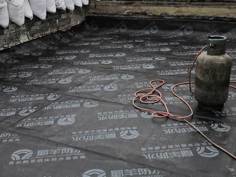 屋頂貼防水卷材：1.熱瑪蹄脂粘貼法。其作法是，屋頂防水卷材傳統(tǒng)施工方法，邊澆熱瑪蹄脂邊滾鋪油氈，逐層鋪貼。適宜范圍：石油瀝青 油氈三氈四油（二氈三油）疊層鋪貼。 2.熱熔法。其作法是，北京屋頂防水采用火焰加熱器熔化熱熔型防水卷材底部的熱熔膠進(jìn)行黏貼。適用范圍：熱塑性合成高分子防水卷材搭接縫焊。 3.熱風(fēng)焊接：共作法是：屋頂防水卷材采用熱空氣焊槍加熱防水卷材搭接縫進(jìn)行搭接縫進(jìn)行黏結(jié)。屋頂防水卷材適用范圍：熱塑性合成高分子防水卷材搭接縫焊接。