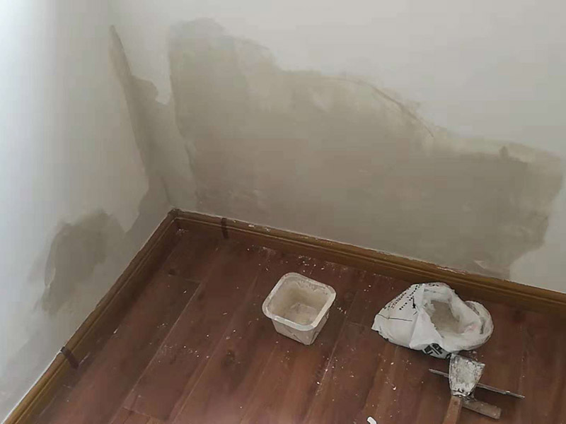 墻面局部維修：在進(jìn)行墻面局部翻新前，墻面基底處理一定要做好,對(duì)于粉化嚴(yán)重的要進(jìn)行鏟除,再抹上一層白水泥。對(duì)于原來(lái)墻面過(guò)于光滑的，要進(jìn)行打磨處理,對(duì)于粘結(jié)不牢的表皮要進(jìn)行祛除，便于涂層材料與墻體表面的結(jié)合。 墻面底漆的涂刷是為了抗堿防潮、封固基材同時(shí)對(duì)于面漆的質(zhì)感與遮蓋力也有所提高。對(duì)于墻面局部翻新工程，底漆是十分必要的,如果忽略了刷底漆，直接使用面漆的話,一段時(shí)間后墻面容易出現(xiàn)起泡、發(fā)霉等現(xiàn)象。