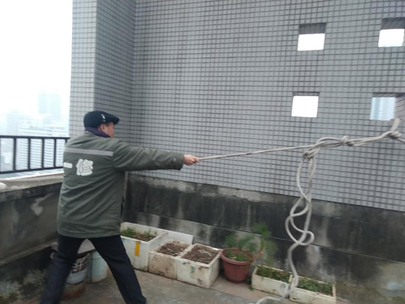 窗戶打膠高空作業(yè)： 1、從事高處作業(yè)的人員必須持證上崗，并認(rèn)真遵守安全施工規(guī)定，衣著要靈活，禁止穿硬底和帶釘易滑的鞋。 2、從事高處作業(yè)人員應(yīng)每年進(jìn)行一次體檢，患有心臟病、高血壓、精神病、癲癇病者不準(zhǔn)從事高空作業(yè)。 3、高處作業(yè)要設(shè)防護(hù)欄桿，支持安全網(wǎng)和安裝防護(hù)門(mén)，操作人員要系安全帶。 4、高處作業(yè)物料要堆放平穩(wěn)，不可放置在臨邊和洞口附進(jìn)、凡有墜落可能的，要及時(shí)撤出或固定以防跌落傷人。 5、發(fā)現(xiàn)安全設(shè)施有缺陷或隱患，應(yīng)及時(shí)報(bào)告處理，對(duì)危及人身安全的，必須停止施工，消險(xiǎn)后再進(jìn)行高處作業(yè)。 6、任何人不允許移動(dòng)和擅自拆除安全標(biāo)志，確實(shí)因工作需要須經(jīng)工長(zhǎng)批準(zhǔn)后移動(dòng)和拆除，之后重新安裝好。 7、冬季施工要采取可靠的防滑、防寒、防凍、防是毒、防火安全措施。 8、高呼上作業(yè)安全設(shè)施要經(jīng)常檢查，處于良好狀態(tài)。 梯子不得缺檔，不得墊高使用，橫檔間距以30mm為宜，使用時(shí)上端要扎牢，下端采取防滑措施，禁止二人同在梯上作業(yè)，如接長(zhǎng)使用，應(yīng)綁扎牢固。在通道處使用梯子，應(yīng)有人監(jiān)護(hù)或設(shè)置圍欄。 9、在進(jìn)行高處作業(yè)時(shí)，應(yīng)結(jié)合工程特點(diǎn)，相應(yīng)地制定各種安全防護(hù)技術(shù)措施。 10、每個(gè)工程項(xiàng)目在編制施工組織設(shè)計(jì)和施工方案時(shí)，要列入該項(xiàng)目所涉及到高處作業(yè)的各項(xiàng)安全技術(shù)措施，并盡量采取地面作業(yè)，減少各種高處作業(yè)。等等