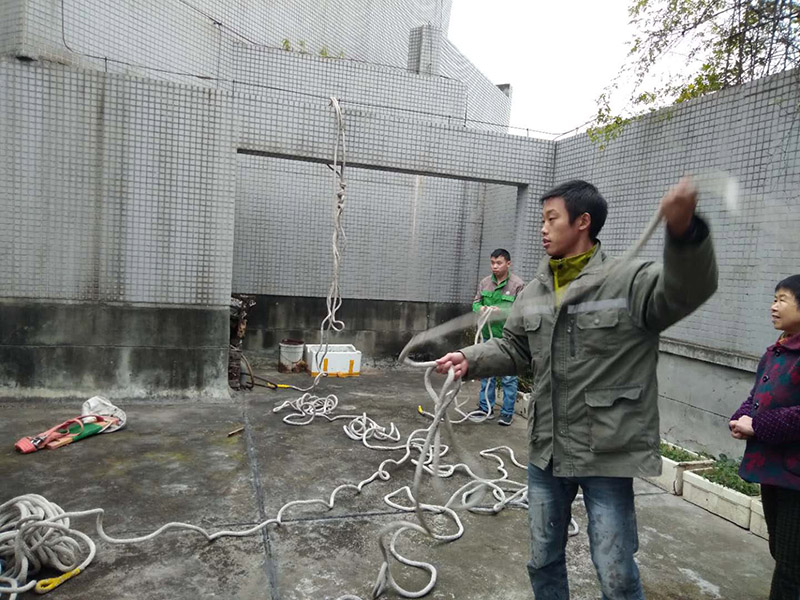 窗戶打膠高空作業(yè)： 1、從事高處作業(yè)的人員必須持證上崗，并認(rèn)真遵守安全施工規(guī)定，衣著要靈活，禁止穿硬底和帶釘易滑的鞋。 2、從事高處作業(yè)人員應(yīng)每年進(jìn)行一次體檢，患有心臟病、高血壓、精神病、癲癇病者不準(zhǔn)從事高空作業(yè)。 3、高處作業(yè)要設(shè)防護(hù)欄桿，支持安全網(wǎng)和安裝防護(hù)門(mén)，操作人員要系安全帶。 4、高處作業(yè)物料要堆放平穩(wěn)，不可放置在臨邊和洞口附進(jìn)、凡有墜落可能的，要及時(shí)撤出或固定以防跌落傷人。 5、發(fā)現(xiàn)安全設(shè)施有缺陷或隱患，應(yīng)及時(shí)報(bào)告處理，對(duì)危及人身安全的，必須停止施工，消險(xiǎn)后再進(jìn)行高處作業(yè)。 6、任何人不允許移動(dòng)和擅自拆除安全標(biāo)志，確實(shí)因工作需要須經(jīng)工長(zhǎng)批準(zhǔn)后移動(dòng)和拆除，之后重新安裝好。 7、冬季施工要采取可靠的防滑、防寒、防凍、防是毒、防火安全措施。 8、高呼上作業(yè)安全設(shè)施要經(jīng)常檢查，處于良好狀態(tài)。 梯子不得缺檔，不得墊高使用，橫檔間距以30mm為宜，使用時(shí)上端要扎牢，下端采取防滑措施，禁止二人同在梯上作業(yè)，如接長(zhǎng)使用，應(yīng)綁扎牢固。在通道處使用梯子，應(yīng)有人監(jiān)護(hù)或設(shè)置圍欄。 9、在進(jìn)行高處作業(yè)時(shí)，應(yīng)結(jié)合工程特點(diǎn)，相應(yīng)地制定各種安全防護(hù)技術(shù)措施。 10、每個(gè)工程項(xiàng)目在編制施工組織設(shè)計(jì)和施工方案時(shí)，要列入該項(xiàng)目所涉及到高處作業(yè)的各項(xiàng)安全技術(shù)措施，并盡量采取地面作業(yè)，減少各種高處作業(yè)。等等