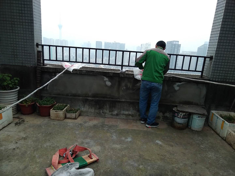 窗戶打膠高空作業(yè)： 1、從事高處作業(yè)的人員必須持證上崗，并認(rèn)真遵守安全施工規(guī)定，衣著要靈活，禁止穿硬底和帶釘易滑的鞋。 2、從事高處作業(yè)人員應(yīng)每年進(jìn)行一次體檢，患有心臟病、高血壓、精神病、癲癇病者不準(zhǔn)從事高空作業(yè)。 3、高處作業(yè)要設(shè)防護(hù)欄桿，支持安全網(wǎng)和安裝防護(hù)門(mén)，操作人員要系安全帶。 4、高處作業(yè)物料要堆放平穩(wěn)，不可放置在臨邊和洞口附進(jìn)、凡有墜落可能的，要及時(shí)撤出或固定以防跌落傷人。 5、發(fā)現(xiàn)安全設(shè)施有缺陷或隱患，應(yīng)及時(shí)報(bào)告處理，對(duì)危及人身安全的，必須停止施工，消險(xiǎn)后再進(jìn)行高處作業(yè)。 6、任何人不允許移動(dòng)和擅自拆除安全標(biāo)志，確實(shí)因工作需要須經(jīng)工長(zhǎng)批準(zhǔn)后移動(dòng)和拆除，之后重新安裝好。 7、冬季施工要采取可靠的防滑、防寒、防凍、防是毒、防火安全措施。 8、高呼上作業(yè)安全設(shè)施要經(jīng)常檢查，處于良好狀態(tài)。 梯子不得缺檔，不得墊高使用，橫檔間距以30mm為宜，使用時(shí)上端要扎牢，下端采取防滑措施，禁止二人同在梯上作業(yè)，如接長(zhǎng)使用，應(yīng)綁扎牢固。在通道處使用梯子，應(yīng)有人監(jiān)護(hù)或設(shè)置圍欄。 9、在進(jìn)行高處作業(yè)時(shí)，應(yīng)結(jié)合工程特點(diǎn)，相應(yīng)地制定各種安全防護(hù)技術(shù)措施。 10、每個(gè)工程項(xiàng)目在編制施工組織設(shè)計(jì)和施工方案時(shí)，要列入該項(xiàng)目所涉及到高處作業(yè)的各項(xiàng)安全技術(shù)措施，并盡量采取地面作業(yè)，減少各種高處作業(yè)。等等