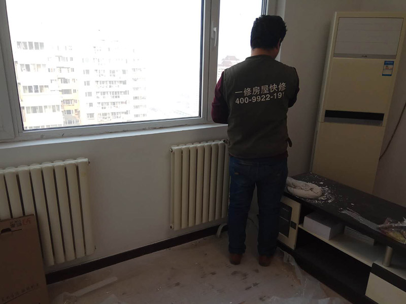 局部乳膠漆修補(bǔ)：內(nèi)墻粉刷：檢查、成品保護(hù)、封固層施工、厚找平施工、精找平施工、底漆施工、面漆施工、完工檢查。 毛胚墻基層必須平整，陰陽角、墻面要進(jìn)行檢查，第一遍膩?zhàn)痈赏覆拍苁┕?，要選擇袋裝粉狀加水使用的成品膩?zhàn)印?乳膠漆施工：輥涂難度低、性價(jià)比高。噴涂效果好、廢料、成本高、不宜修補(bǔ)；刷涂省料、費(fèi)時(shí)、不宜大面積施工。