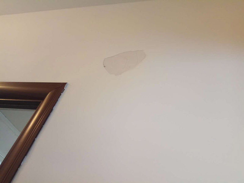 局部乳膠漆修補(bǔ)：內(nèi)墻粉刷：檢查、成品保護(hù)、封固層施工、厚找平施工、精找平施工、底漆施工、面漆施工、完工檢查。 毛胚墻基層必須平整，陰陽角、墻面要進(jìn)行檢查，第一遍膩?zhàn)痈赏覆拍苁┕?，要選擇袋裝粉狀加水使用的成品膩?zhàn)印?乳膠漆施工：輥涂難度低、性價(jià)比高。噴涂效果好、廢料、成本高、不宜修補(bǔ)；刷涂省料、費(fèi)時(shí)、不宜大面積施工。