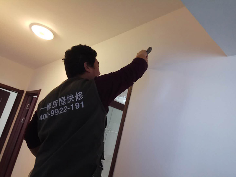 局部乳膠漆修補(bǔ)：內(nèi)墻粉刷：檢查、成品保護(hù)、封固層施工、厚找平施工、精找平施工、底漆施工、面漆施工、完工檢查。 毛胚墻基層必須平整，陰陽角、墻面要進(jìn)行檢查，第一遍膩?zhàn)痈赏覆拍苁┕ぃx擇袋裝粉狀加水使用的成品膩?zhàn)印?乳膠漆施工：輥涂難度低、性價(jià)比高。噴涂效果好、廢料、成本高、不宜修補(bǔ)；刷涂省料、費(fèi)時(shí)、不宜大面積施工。