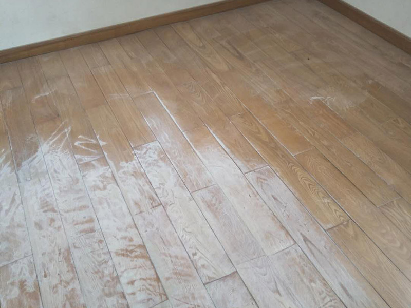 木地板打磨：地板翻新第一步，使用大型地板翻新機械數(shù)次打磨除去漆層、表層1-2毫米。注意用40目、80目和120目不同粗細的砂紙逐次打磨三次，目數(shù)越大，砂紙顆粒越小，打磨留下的劃痕越不明顯，確保打磨后的表面細膩光滑。地板打磨完后需再刮膩子找平地板，使用與地板漆配套的專用透明底漆膩子，刮在打磨好的地板上待干。刮膩子之后再對地板進行刷底漆或調色處理。由于實木表層的紋理都是天然的，無法改變花色，只能調節(jié)地板顏色的深淺。底漆干了之后再刷面漆，再次干燥之后再用水砂紙仔細研磨，將地板面層磨至略感粗糙，除去粉屑，刷第二層面漆。最后上蠟拋光養(yǎng)護