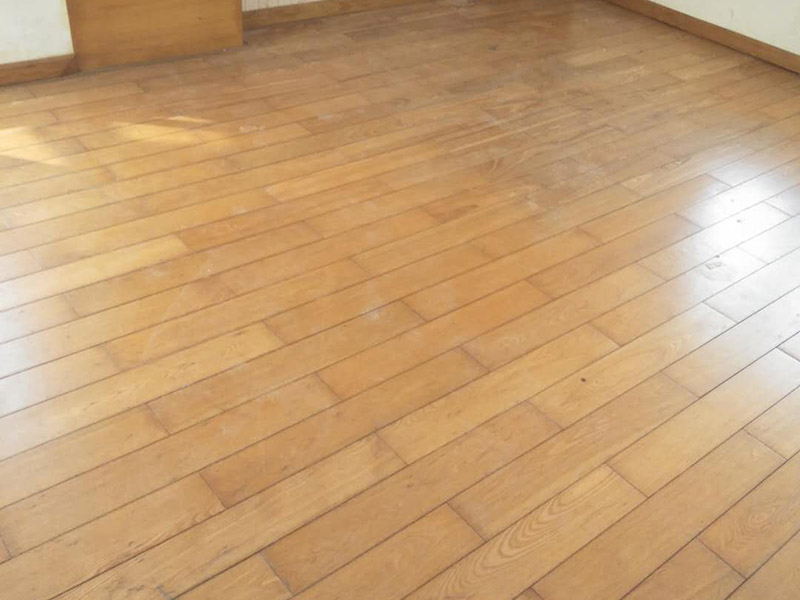 木地板打磨：地板翻新第一步，使用大型地板翻新機械數(shù)次打磨除去漆層、表層1-2毫米。注意用40目、80目和120目不同粗細的砂紙逐次打磨三次，目數(shù)越大，砂紙顆粒越小，打磨留下的劃痕越不明顯，確保打磨后的表面細膩光滑。地板打磨完后需再刮膩子找平地板，使用與地板漆配套的專用透明底漆膩子，刮在打磨好的地板上待干。刮膩子之后再對地板進行刷底漆或調色處理。由于實木表層的紋理都是天然的，無法改變花色，只能調節(jié)地板顏色的深淺。底漆干了之后再刷面漆，再次干燥之后再用水砂紙仔細研磨，將地板面層磨至略感粗糙，除去粉屑，刷第二層面漆。最后上蠟拋光養(yǎng)護