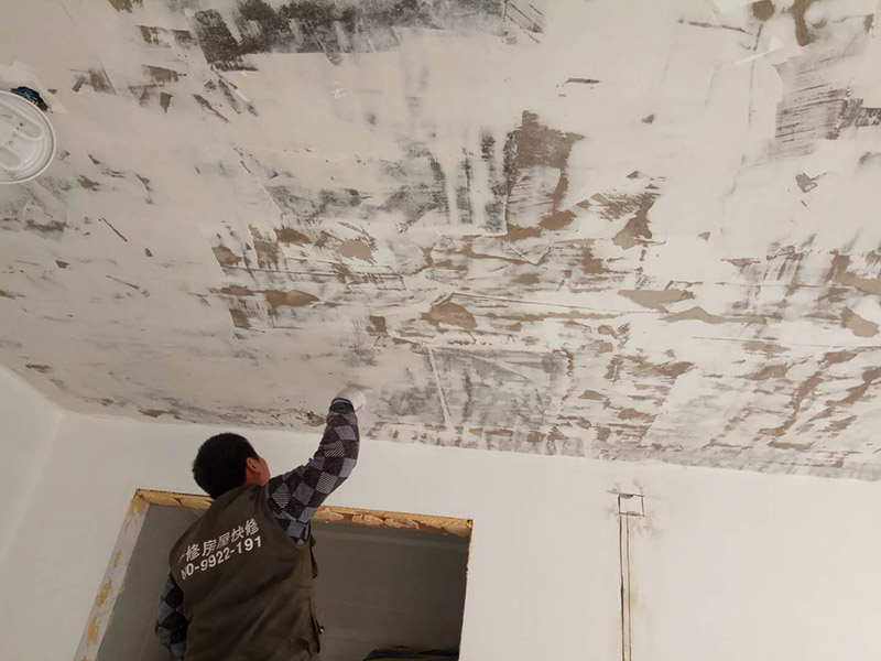 全屋整體改造：1，在新管道和舊管道對接前，必須檢查舊管是否暢通，如果管道不暢的話必須在對接前清理干凈，避免日后麻煩。 2，廚房衛(wèi)生間墻磚的拆除，表面找平工作非常重要。廚房衛(wèi)生間墻壁找平工作是很容易被忽略的重要環(huán)節(jié)。 3，墻面施工是要注意的一點。舊墻面在裝修前必須先做好墻面基層的處理，盡量鏟除原始墻面，再刷乳膠漆，以保證新墻的墻面牢固。 4，老房子原有水路管線布置不合理或腐蝕較多，裝修人員應(yīng)徹底檢查水路。如果原管道為市場上已經(jīng)淘汰鍍鋅管，則必須換成銅管、鋁塑復(fù)合管或PP-R管代替施工。 5，砸墻地磚時，避免雜物碎片堵塞下水道；只有表層厚度為4毫米的實木地板、實木復(fù)合地板和竹地板才能翻新。