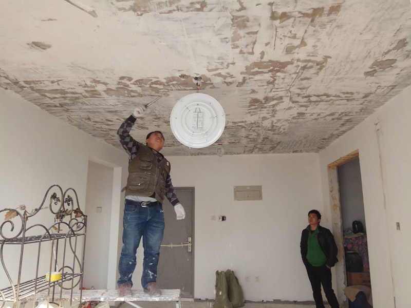 全屋整體改造：1，在新管道和舊管道對接前，必須檢查舊管是否暢通，如果管道不暢的話必須在對接前清理干凈，避免日后麻煩。 2，廚房衛(wèi)生間墻磚的拆除，表面找平工作非常重要。廚房衛(wèi)生間墻壁找平工作是很容易被忽略的重要環(huán)節(jié)。 3，墻面施工是要注意的一點。舊墻面在裝修前必須先做好墻面基層的處理，盡量鏟除原始墻面，再刷乳膠漆，以保證新墻的墻面牢固。 4，老房子原有水路管線布置不合理或腐蝕較多，裝修人員應(yīng)徹底檢查水路。如果原管道為市場上已經(jīng)淘汰鍍鋅管，則必須換成銅管、鋁塑復(fù)合管或PP-R管代替施工。 5，砸墻地磚時，避免雜物碎片堵塞下水道；只有表層厚度為4毫米的實木地板、實木復(fù)合地板和竹地板才能翻新。