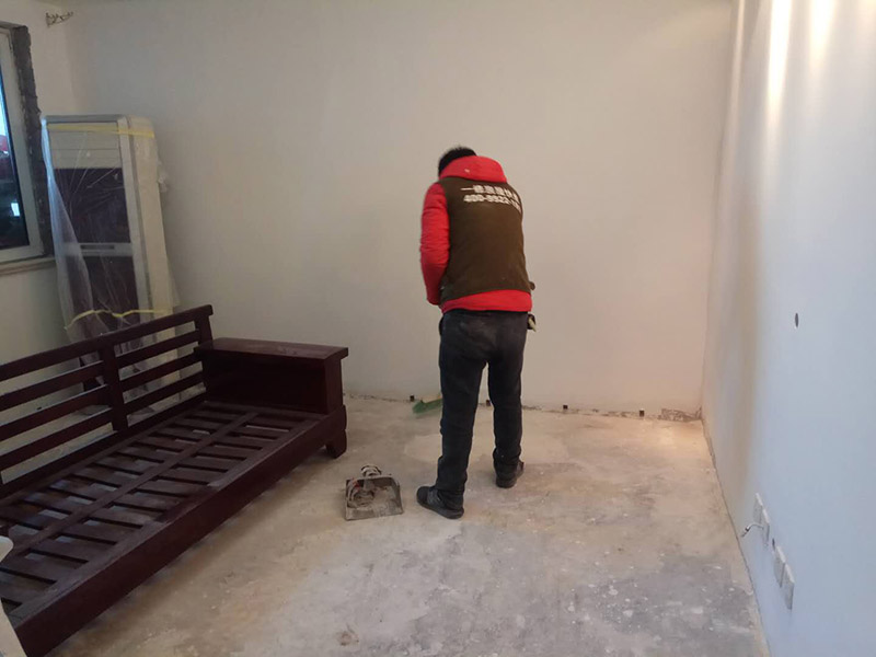 乳膠漆翻新裝修：1、使用吸塵器進(jìn)行除塵工序，利用吸塵器的毛刷充分摩擦被清潔表面，去除灰塵。
2、對于局部污染或是有油漬的地方，需要使用聚氨酯稀釋劑來清洗。
3、局部有霉藻的部位，需要使用防霉溶液清洗，晾干或噴濕后鏟除。
4、對于已經(jīng)剝落或是破損的地方，先將破損部位松動的部分打磨掉，清理干凈，再使用柔性膩?zhàn)舆M(jìn)行修補(bǔ)。待表面修補(bǔ)平整后，再涂裝底漆。
5、先將破損、松動的部分清理干凈，使用柔性膩?zhàn)舆M(jìn)行修補(bǔ)，表面修補(bǔ)平整后涂裝805膠水。
6、在涂刷膠水的基層上滿刮膩?zhàn)痈唷?7、涂刷底漆，要均勻涂刷一遍，要求無露底、流墜現(xiàn)象。
8、 涂刷面漆， 均勻涂刷兩遍，待靠前遍干燥后涂刷第二遍，要求無露底、流墜。