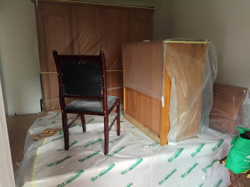 乳膠漆翻新裝修：1、使用吸塵器進(jìn)行除塵工序，利用吸塵器的毛刷充分摩擦被清潔表面，去除灰塵。 2、對于局部污染或是有油漬的地方，需要使用聚氨酯稀釋劑來清洗。 3、局部有霉藻的部位，需要使用防霉溶液清洗，晾干或噴濕后鏟除。 4、對于已經(jīng)剝落或是破損的地方，先將破損部位松動的部分打磨掉，清理干凈，再使用柔性膩?zhàn)舆M(jìn)行修補(bǔ)。待表面修補(bǔ)平整后，再涂裝底漆。 5、先將破損、松動的部分清理干凈，使用柔性膩?zhàn)舆M(jìn)行修補(bǔ)，表面修補(bǔ)平整后涂裝805膠水。 6、在涂刷膠水的基層上滿刮膩?zhàn)痈唷?7、涂刷底漆，要均勻涂刷一遍，要求無露底、流墜現(xiàn)象。 8、 涂刷面漆， 均勻涂刷兩遍，待靠前遍干燥后涂刷第二遍，要求無露底、流墜。