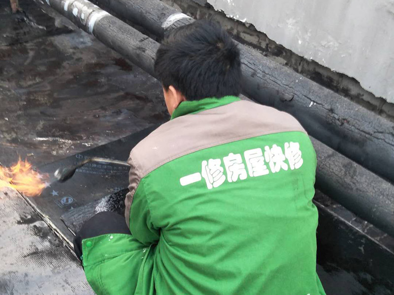 屋頂貼防水卷材：首先做好基礎(chǔ)準(zhǔn)備工作，清理基層，施工前將驗收合格的基層表面塵土、建筑雜物清理干凈。接著涂刷基層處理劑，高聚物改性瀝青卷材施工，攪拌均勻后，用長把滾刷均勻涂刷于基層表面上，常溫經(jīng)過4h后，開始鋪貼卷材。熱熔封邊，將卷材搭接處用噴槍加熱，趁熱使二者粘結(jié)牢固，以邊緣擠出瀝青為度；末端收頭用密封膏嵌填嚴(yán)密。防水層蓄水試驗，卷材防水層完工后，確認(rèn)做法符合設(shè)計要求，將所有雨水口堵住，然后灌水，水面應(yīng)高出屋面最高點20㎜，24h后進行認(rèn)真觀察，尤其是管根、風(fēng)道根，不滲不漏為合格，否則應(yīng)進行返工。