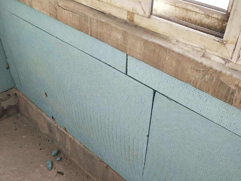 局部墻體改造：拆除包含墻面、墻地磚、門窗、水電路、櫥柜等各方面的拆除切記：承重墻不能拆除，配重墻謹(jǐn)慎拆除(一定要確認(rèn)房屋安全)； 明裝水管建議改成暗裝的PPR熱熔水管，閥門長期使用后會(huì)出現(xiàn)銹蝕和無法關(guān)緊的情況，建議換掉，做好后認(rèn)真做好加壓驗(yàn)證。下水對(duì)于有老化、銹蝕的、或者易堵的情況建議及時(shí)換掉； 舊房很多用的是鋁線，易老化，安全性差。改造時(shí)建議業(yè)主們按國家標(biāo)準(zhǔn)，在墻里暗埋線必須穿PVC絕緣管，舊房翻新后要達(dá)到三路供電(照明、插座、空調(diào))，強(qiáng)弱電分開； 在水電改造后墻面勢(shì)必會(huì)進(jìn)行破壞，建議鏟除墻面膩?zhàn)又匦屡麙炷佔(zhàn)?，然后刷乳膠漆或者張貼壁紙、壁布。