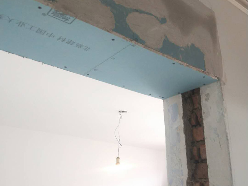 局部墻體改造：拆除包含墻面、墻地磚、門窗、水電路、櫥柜等各方面的拆除切記：承重墻不能拆除，配重墻謹(jǐn)慎拆除(一定要確認(rèn)房屋安全)； 明裝水管建議改成暗裝的PPR熱熔水管，閥門長期使用后會(huì)出現(xiàn)銹蝕和無法關(guān)緊的情況，建議換掉，做好后認(rèn)真做好加壓驗(yàn)證。下水對(duì)于有老化、銹蝕的、或者易堵的情況建議及時(shí)換掉； 舊房很多用的是鋁線，易老化，安全性差。改造時(shí)建議業(yè)主們按國家標(biāo)準(zhǔn)，在墻里暗埋線必須穿PVC絕緣管，舊房翻新后要達(dá)到三路供電(照明、插座、空調(diào))，強(qiáng)弱電分開； 在水電改造后墻面勢(shì)必會(huì)進(jìn)行破壞，建議鏟除墻面膩?zhàn)又匦屡麙炷佔(zhàn)?，然后刷乳膠漆或者張貼壁紙、壁布。