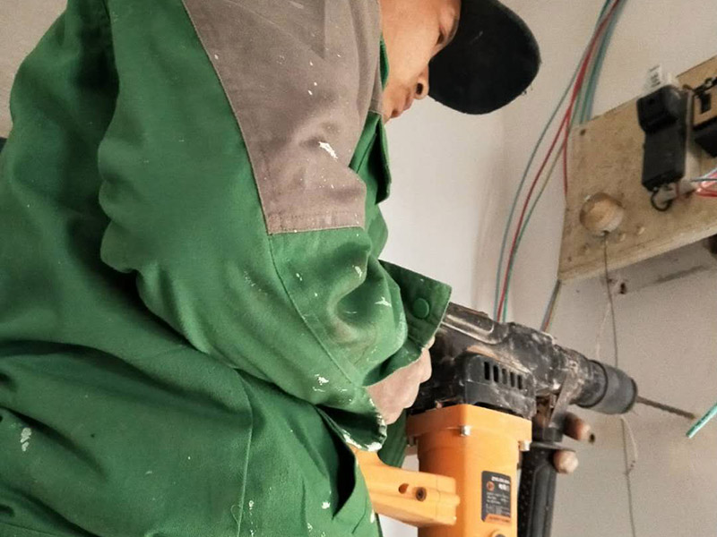 成都打孔師傅電話，墻體打孔怎么又快又好，墻面如何固定隔板
