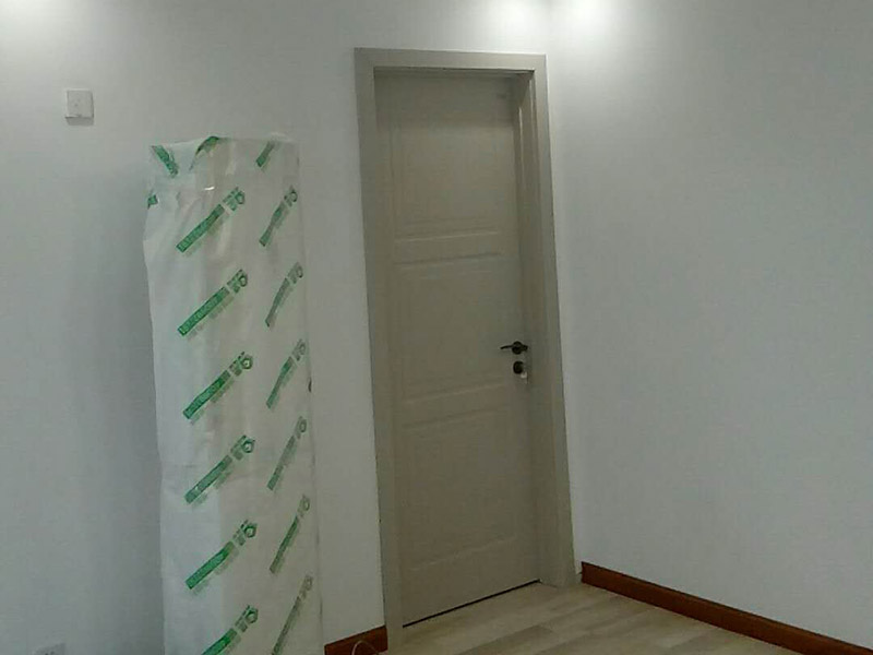 廚衛(wèi)改造裝修：舊廚房的內(nèi)部結(jié)構(gòu)相對(duì)要復(fù)雜一些。除了請(qǐng)櫥柜廠家到廚房進(jìn)行丈量外，還要看看各種管道原來(lái)的位置是否合適，如不合適需要改動(dòng)，則會(huì)出一份圖紙交給裝修公司，由施工隊(duì)按圖紙進(jìn)行必要的改造。舊廚房改造注意事項(xiàng)2煤氣與管道在舊廚房中的改造需慎重。這兩種管道因一般不讓隨意改動(dòng)。如果不得不改時(shí)，必須經(jīng)過(guò)物業(yè)公司的同意。改動(dòng)時(shí)，由于專業(yè)性較強(qiáng)，同時(shí)為方便日后的維修，通常由煤氣、公司或物業(yè)公司指定的專業(yè)公司負(fù)責(zé)改動(dòng)。舊廚房改造注意事項(xiàng)3舊房一般是單路供水，因此在廚房裝修時(shí)，能增加一個(gè)熱水管道。另外，一般家庭衛(wèi)生間比較小，只能把洗衣機(jī)放在廚房中，這就必須再接一個(gè)上水管，同時(shí)增加地面排水管。需要提醒的是，受結(jié)構(gòu)的限制，水路改動(dòng)只能改上水，不能改下水。