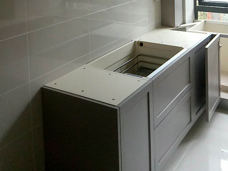 廚衛(wèi)改造裝修：舊廚房的內(nèi)部結(jié)構(gòu)相對(duì)要復(fù)雜一些。除了請(qǐng)櫥柜廠家到廚房進(jìn)行丈量外，還要看看各種管道原來(lái)的位置是否合適，如不合適需要改動(dòng)，則會(huì)出一份圖紙交給裝修公司，由施工隊(duì)按圖紙進(jìn)行必要的改造。舊廚房改造注意事項(xiàng)2煤氣與管道在舊廚房中的改造需慎重。這兩種管道因一般不讓隨意改動(dòng)。如果不得不改時(shí)，必須經(jīng)過(guò)物業(yè)公司的同意。改動(dòng)時(shí)，由于專業(yè)性較強(qiáng)，同時(shí)為方便日后的維修，通常由煤氣、公司或物業(yè)公司指定的專業(yè)公司負(fù)責(zé)改動(dòng)。舊廚房改造注意事項(xiàng)3舊房一般是單路供水，因此在廚房裝修時(shí)，能增加一個(gè)熱水管道。另外，一般家庭衛(wèi)生間比較小，只能把洗衣機(jī)放在廚房中，這就必須再接一個(gè)上水管，同時(shí)增加地面排水管。需要提醒的是，受結(jié)構(gòu)的限制，水路改動(dòng)只能改上水，不能改下水。